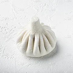 美味的包子，中国蒸肉包，在塑料托盘，在白色的石头表面，方形格式