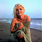 玛莉莲.梦露的最后时光。1962年7月摄影师George Barris在加利福尼亚的海滩为梦露拍摄的照片，这些作品被称为是梦露生前最后的一组照片，因为拍摄后不到一个月的8月4日，梦露便去世了，终年36岁。“我能够看到她眼中的悲伤，即使她已经心碎，却依旧在强颜欢笑”。—— George Barris说。
