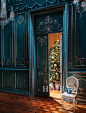 2012年，蒂芙尼 (Tiffany & Co.) 梦幻节日橱窗：走廊上的门微微敞开，房间中闪闪发光的美丽圣诞树及树下堆放的蒂芙尼 (Tiffany & Co.) 蓝色礼盒映入眼帘，温暖的橘色灯光倾泻而出，照耀着风格卓然的蒂芙尼 (Tiffany & Co.) 珠宝。