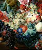 花之局部。18世纪荷兰花卉画家 Jan van Huysum，几乎可以用放大镜来看的细节，藤蔓茎叶表现的惟妙惟肖，色彩浓烈，装饰感极强，在18世纪的荷兰Jan van Huysum的作品受到追捧，人们买回家中挂在墙上用作装饰。 ​​​​