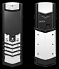 VERTU SIGNATURE
黑与白
¥163,000.00

抛光与哑光黑色 PVD 不锈钢
黑色皮革
抛光白色陶瓷听枕、背枕和电池盖板
抛光白色蓝宝石表面
公主方型切割钻石选择键（0.19克拉）
附送同系列黑白皮革手机套