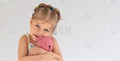 美丽的白种人小女孩3岁的肖像拥抱红色泰迪熊在白色背景与复制空间