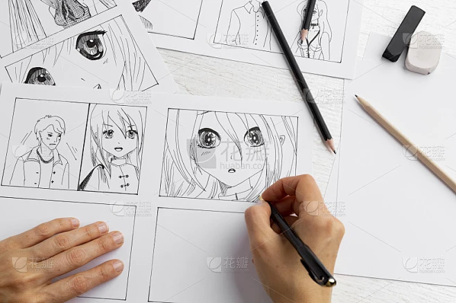 艺术家在纸上画动画漫画。动画的故事板。插图画家为这本书画草图。漫画风格。素材-花瓣网
