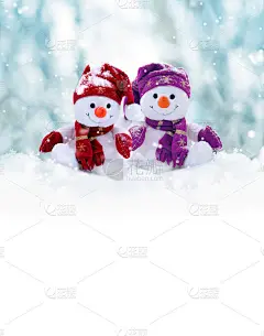 两个小雪人，一个女孩和一个男孩戴着帽子和围巾在冬天的雪地上。背景是一个有趣的雪人。圣诞贺卡。