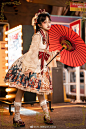 #鹤千椿# #和风# #和洋折衷# 2.11晚八点
卷 · 腊月廿六赠一位昭和美人 ·和风手提包· 一个（2.7）

· 试穿：关关 · 身高155 · 摄影：夏神乐
· JSK2型交领＋黑杏色蕾丝羽织＋二尺袖外套＋穗子KC ·
· 街拍风格的和风单马尾装扮真的爱了
· 只在JSK里搭配蕾丝羽织的效果也是美美哒！...展开全文c
