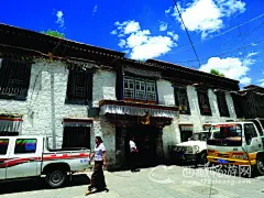 [拉萨措美林] 措美林，拉萨四大林之一。位于小昭寺西面，为策默活佛驻锡之地。措美林坐北朝南，占地面积6240平方米。建筑平面布局基本呈方形院落状。