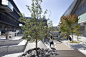 东京理工大学中野校区 Tokyo Polytechnic University Nakano Campus by studio on site : studio on site ：东京理工大学中野校区由分散在当地的多个场所组成。由于中野本身是一个狭窄的住宅区，大学建筑必须分散在现有的土地上。我们承担的项目是最大的场地，有三座建筑围绕庭院。这是为人员密集的城市校园里的学生和工作人员设计的一个宝贵的开...
