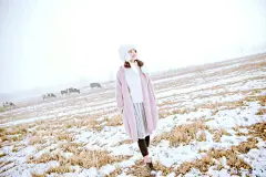 咿咿呀呀来到，看到这一方明媚，历经磨砺，颠簸再三，不知不觉走近了岁月的中峰；俯视过往，锦绣山河，曾经一片葱绿柔润眼中，春蕾过了，花儿媚，而后又朵朵散去，烟霞晚照；#摄影#。美女，图片集、文字控、美图控。人物、唯美 #美景# #小清新#