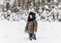 冬天森林里一个小男孩的肖像
