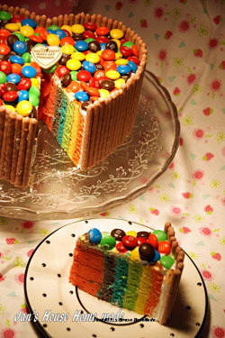蛋糕就算了，还有最爱彩虹糖~~~~