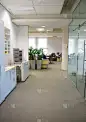 在办公室走廊