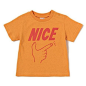 NICEのロゴ、ポーズを取るハンドモチーフをプリントしたクルーネックTシャツです。コントラストの効いたカラーリングで存在感バッチリのデザインに♪ 普段使いに活躍してくれるカジュアルな1着です。※80、90サイズのみ肩開き・モデルサイズ99cm・着用サイズ100cm