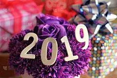 用五彩缤纷的装饰祝你2019年新年快乐。