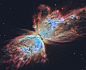 哈勃天文望远镜拍摄到的恒星死亡画面，因其绚丽形态被称为“蝴蝶星云”。该星云中有两颗相互环绕的恒星，距离地球3800光年。换句话说，这次绝美的葬礼发生在3800年前，大约是古巴比伦王颁布汉谟拉比法典的时候。