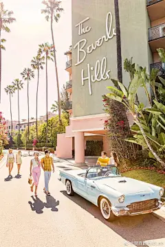 Ryan Murphy真是朗廷的拥趸，《刺杀范思哲》和《好莱坞》剧组都往Huntington朗廷送，甚至还把朗廷门牌和壁纸换掉来冒充Beverly Hills Hotel。好莱坞的最佳剧本和最强演员阵容其实都在《LA酒店进化史》里，阅读请戳 O洛杉矶酒店进化史|别埋没好莱坞创作酒店的才情 ​​​​