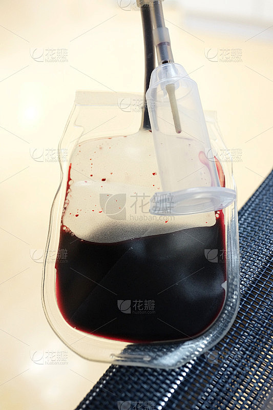 血袋在医院的架子上