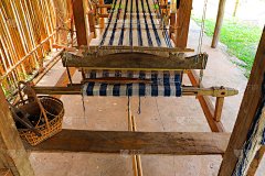 老字号织布机以传统织布抽象图案为背景