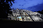 “放射线” — 德国卡尔斯鲁厄城市300周年庆典临时展厅 
J. MAYER H.  Karlsruhe  Temporary  Exhibition  

J. MAYER H. 及其合伙人事务所为2015年在德国卡尔斯鲁厄城堡花园举行的城市300周年庆典上设计了一座临时表演建筑。节日期间，各种音乐会，戏剧表演，朗诵会，电影放映以及展览都在这个开放的构架中举办。这个临时建筑的造型呈放射线状几何体，结构严谨，视觉效果抢眼。展馆端头一侧是表演舞台，中心是咖啡厅和可举办各种活动的开放空间。展馆在6月–9月投入