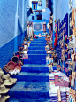 Chefchaouen, Morocco。舍夫沙万，是摩洛哥最美丽的城鎮，整座依山而建，有着西班牙风格的红瓦屋顶和漆上淡蓝色的墙面。Chefchaouen在当地语言里就是“看那些山峰”的意思，本地人一般都亲切地叫它的小名Chaouen(萧安萧恩)，也就是“山峰们”的意思。这座蓝色老城的典故，据说是因为1930年的移居到此的犹太难民把蓝色视为天空和天堂的颜色，同时也是和平的象徵。 在这裡，你可以穿梭大街小巷探索充满西班牙风情的摩洛哥建筑。 #国外##旅行#