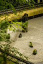 日本枯山水庭园  枯山水石庭跳脱出了树与水的限制，以枯之名颠覆了人们观念中的庭院之美，人们不仅可以看到庭院的外在之景，更可以观内心之境。