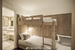 意大利酒店「Cavallino Bianco」套房设计。@室内设计DSNGlobal 工装 设计 美学 配色 空间 艺术 景观 室内 建筑 摄影 场景 软装 陈设 平面 布局 家装 家具 装饰 装修 效果 手绘 样板间 Loft 别墅 搭配 酒店 客房 餐厅 书店 榻榻米 材质 背景 素材 主题 店面 门头 导视 橱窗 办公室 前台 会议室 电梯 客厅 灯光 酒吧 售楼处 走廊 极简 现代 北欧 复古 工业风 北欧风 绿植 地毯 沙发 吊灯 餐桌 吧台 茶几 茶室 酒柜 餐吧 椅 卫生间 茶水间 墙纸 窗