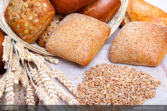 小麦和篮子里的烤面包高清图片