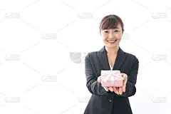 年轻女子送盒子