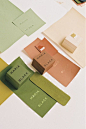 时尚简约的包装，复古的彩色调色板，为设计增添了中世纪的外观。 红色，绿色和中性盒子设计，采用极简主义品牌和标签，采用金属色金色效果。 #packagingdesign #stationery #gold #minimalist #retro #midcentury #contemporary #graphicdesign #colorpalette