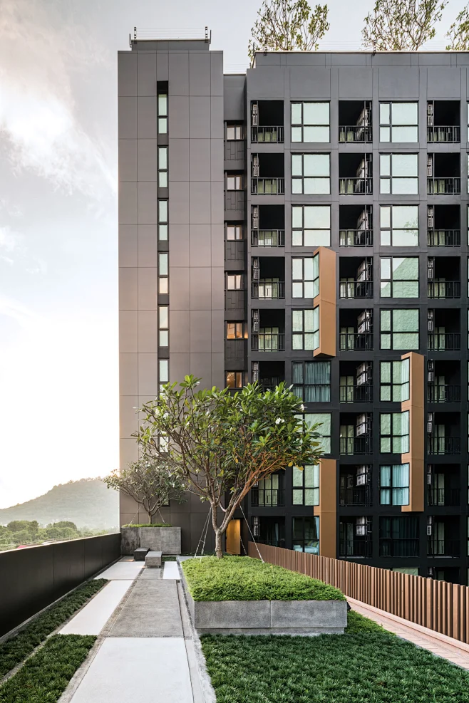 高层住宅公寓，中葡式建筑风格，摩登豪华设计。顶楼可眺望普吉市区全景。
泰国建筑师 ：Openbox Architects
摄影师: Wison Tungthunya