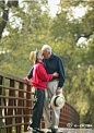 一句英文情诗：I love it when I see old couples in love because it makes me believe that true love does exist. 我钟爱的情景就是遇见那些老了还依旧恩爱的人们，因为这让我相信真爱真的存在。