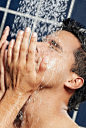 美,身体保养,概念,男性美,构图_74866116_Close-up of a young man in the shower_创意图片_Getty Images China