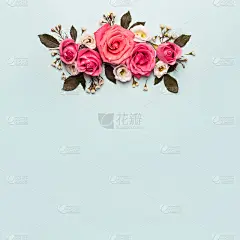 母亲节，情人节，生日贺卡。蓝底粉红玫瑰插花