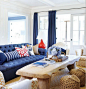 客厅拥有完美的配色，蓝色以及木色调的搭配，让空间的温度达到最适宜，除了采用人工颜料渲染布艺，一些自然材料的搭配才最具魅力：时尚客厅色彩软装搭配蓝色绣球搭配原木茶几，外加木色编织托盘及坐凳，让这种颜色搭配最自然和谐。 #采集大赛#