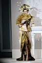 Dior高级定制系列 日式风情的和服、宽腰带与艺妓妆容经过Dior化，将普契尼笔下的歌剧《蝴蝶夫人》以时装的精巧形式重新演绎。人们再度领略了设计师的超凡天赋——以时装秀为叙事诗，唤醒柔美与敏感的情绪。