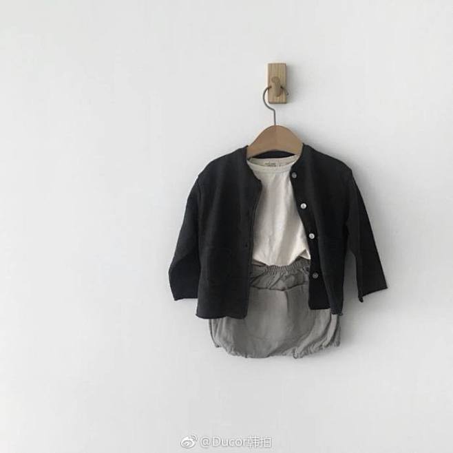 现在小孩子的衣服是越来越可爱了 ​​​​