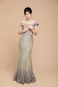 站立全身照银色晚礼服名媛女性人物摄影图