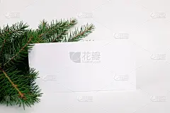 圣诞树上的白色背景空白。商务或贺卡。副本的空间。新年装饰元素。假日旗帜。的概念。礼券或信封。极简设计