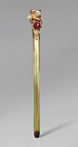 金嵌珠宝松鼠簪——清。簪两端各嵌红宝石一块，簪首雕松鼠、藤树，嵌珍珠两颗、碧玺一块。古人常将松鼠和葡萄组在一起，有送子多子之意，如《风月梦》中的“白缎金夹绣三蓝松鼠偷葡萄花边四则四合如意云头挂金银旗带三镶三牙银红板续里镀金桂子扣夹马褂”。@北坤人素材