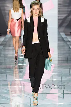 强势摩登女性的柔软内核！范思哲 (Versace) 2015春夏女装秀，海报时尚网带你亲临2015春夏米兰时装周_第2页_范思哲女装