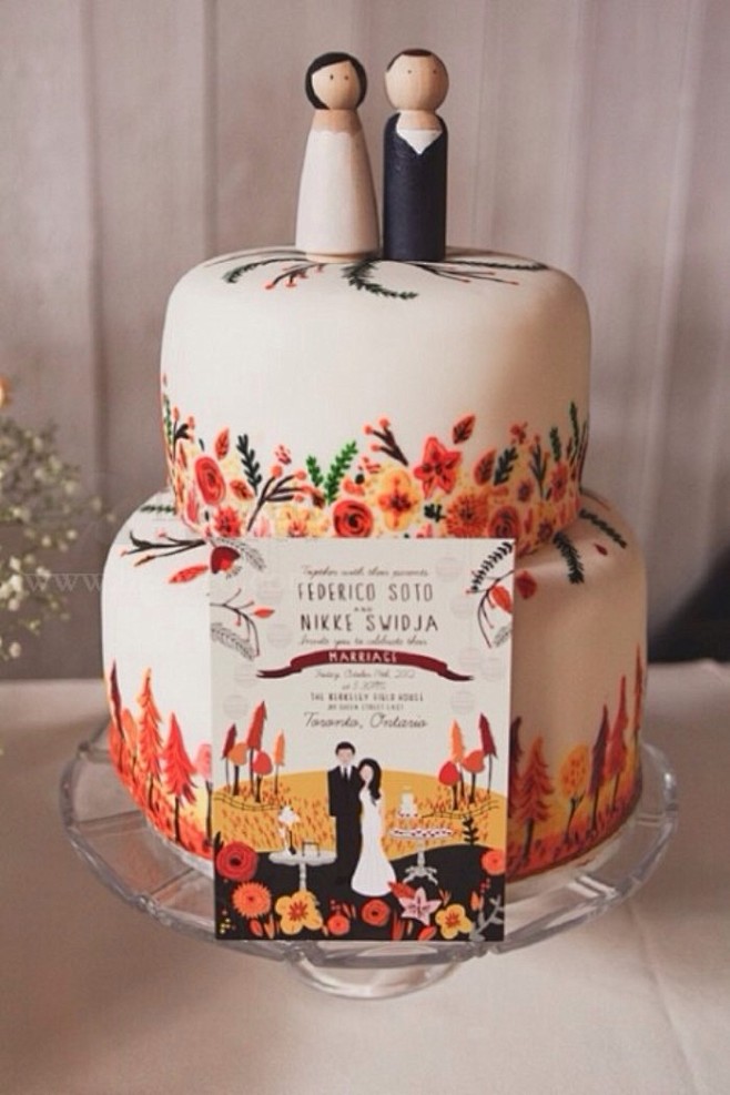 手绘婚礼蛋糕，覆盖着翻糖的蛋糕是诠释新娘...