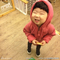 【韩国#小眼正太#走红 天生喜感挡不住】近日，一组韩国喜感小正太照片走红，汇集了圆脸、小眼、单眼皮等特征的小宝宝天生喜感，萌翻了微博上一众网友，十分可爱。