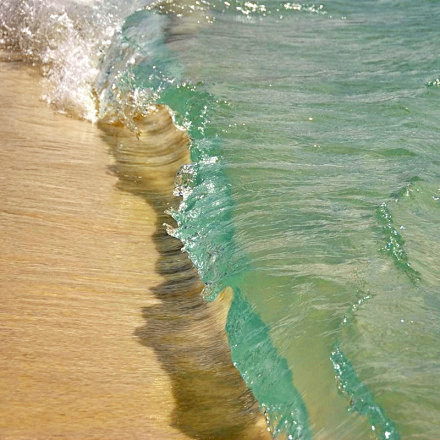 美国塞班岛的海浪，清澈的如同翡翠一般！