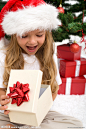 圣诞打开礼盒惊讶高兴的漂亮小女孩