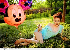 甘婷婷穿性感低胸透明短裙侧身趴在草地上秀雪白美丽性感大腿