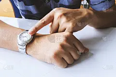 商人与腕表与软焦点在背景，过光