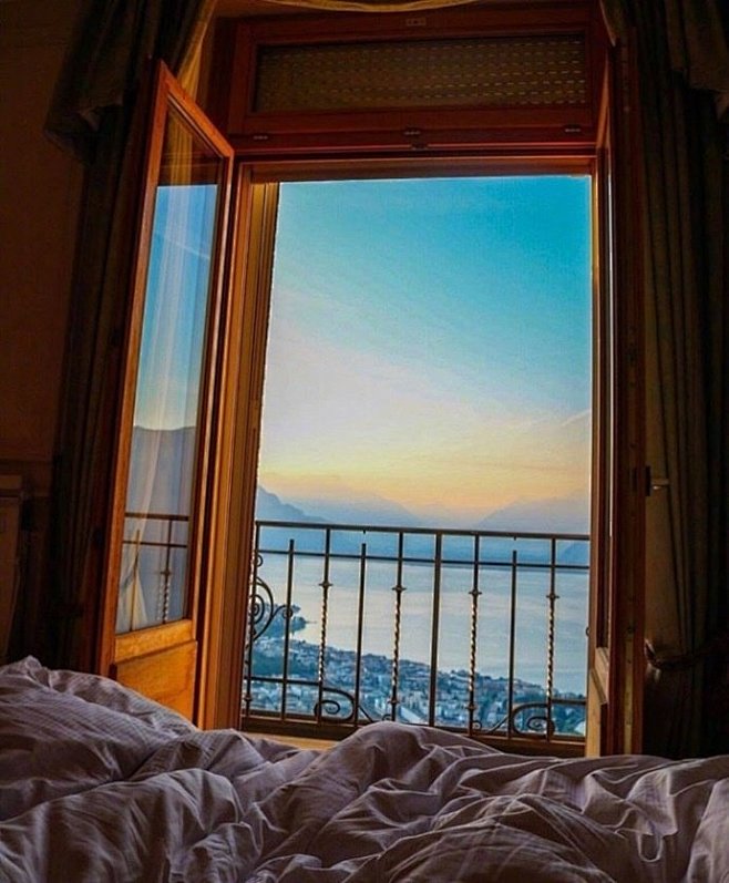 瑞士小镇，窗外风景如画。 ​​​​
