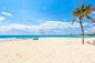 Playa del Carmen -放松在天堂海滩和城市的椅子在加勒比海岸的金塔纳罗，墨西哥