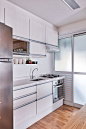 Inspirado nos Apartamentos Escandinavos : Uma jovem, que estava indo morar sozinha, procurou o escritório Voa Arquitetura, pois queria que o apartamento de 56 m² refletisse seu estilo. Ela já tinha algumas referências do que queria, assim os profissionais
