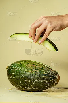 手里拿着一片甜瓜，里面流着蜂蜜。近距离观看鲜甜瓜与蜂蜜在黄色背景与阴影。有创意的海报。食物照片概念与