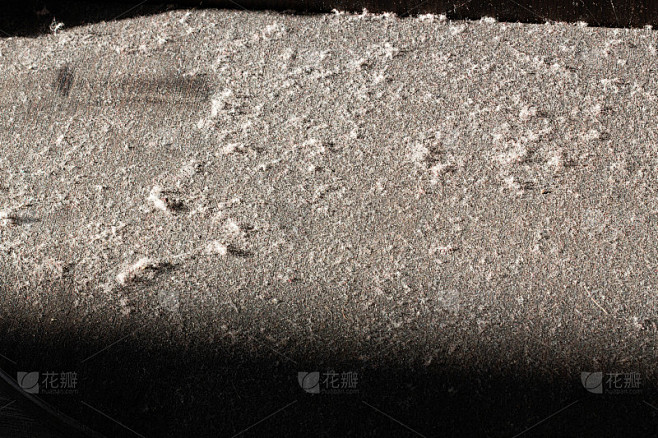 地板上有灰尘。布满灰尘的地板上。在阳光下，地板表面很脏。不清洁的前提。房子里的房间需要打扫。硬地板护